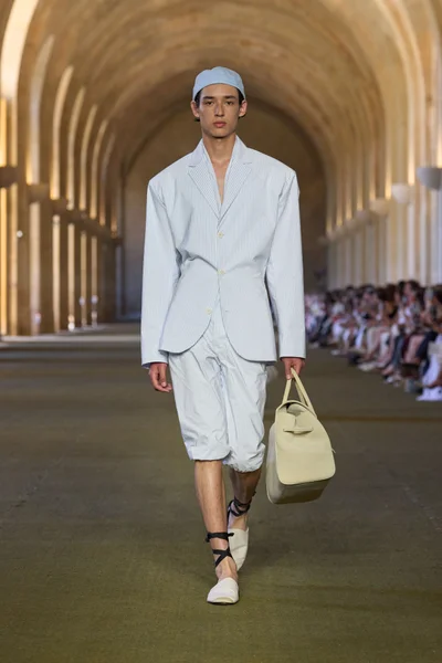 Look 19